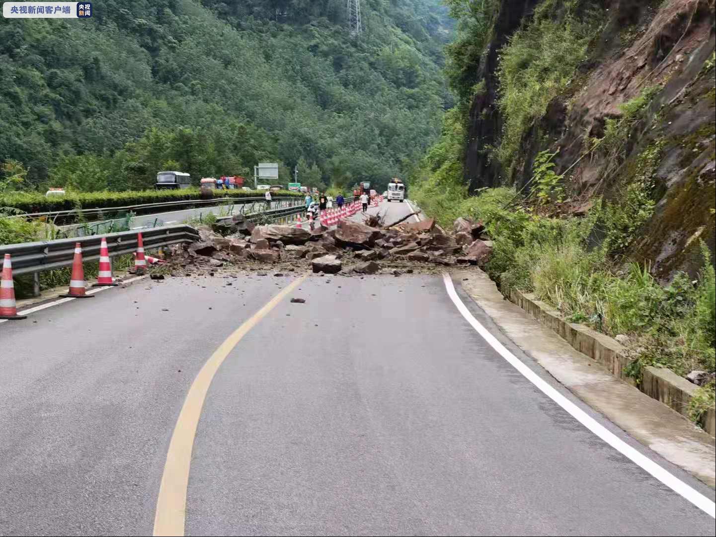 G50沪渝高速石柱段发生山体塌方  双向交通中断