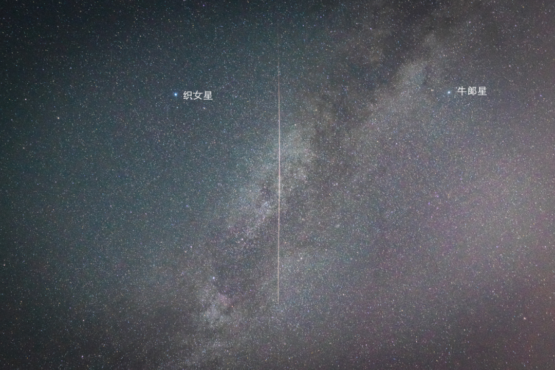 年5月3日在福州市闽侯县孔源村拍摄到的一颗流星划过牛郎星和织女星