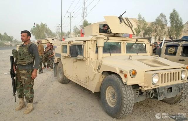 美媒：阿富汗美械部队数百士兵向塔利班投降，缴出悍马等重装备