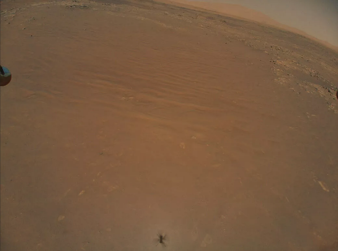 试着在这张“机智号”快照中找到NASA的火星探测器吧