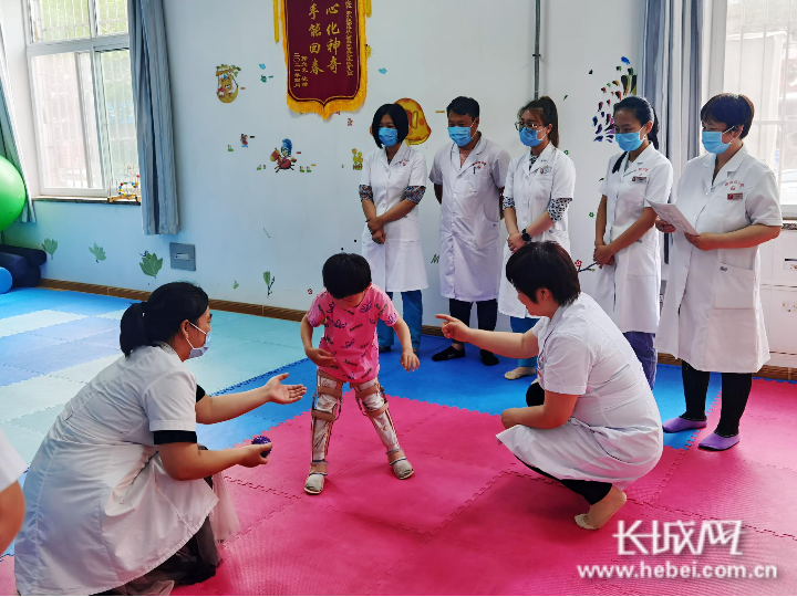 医生为患儿做康复治疗.侯丽芬 摄