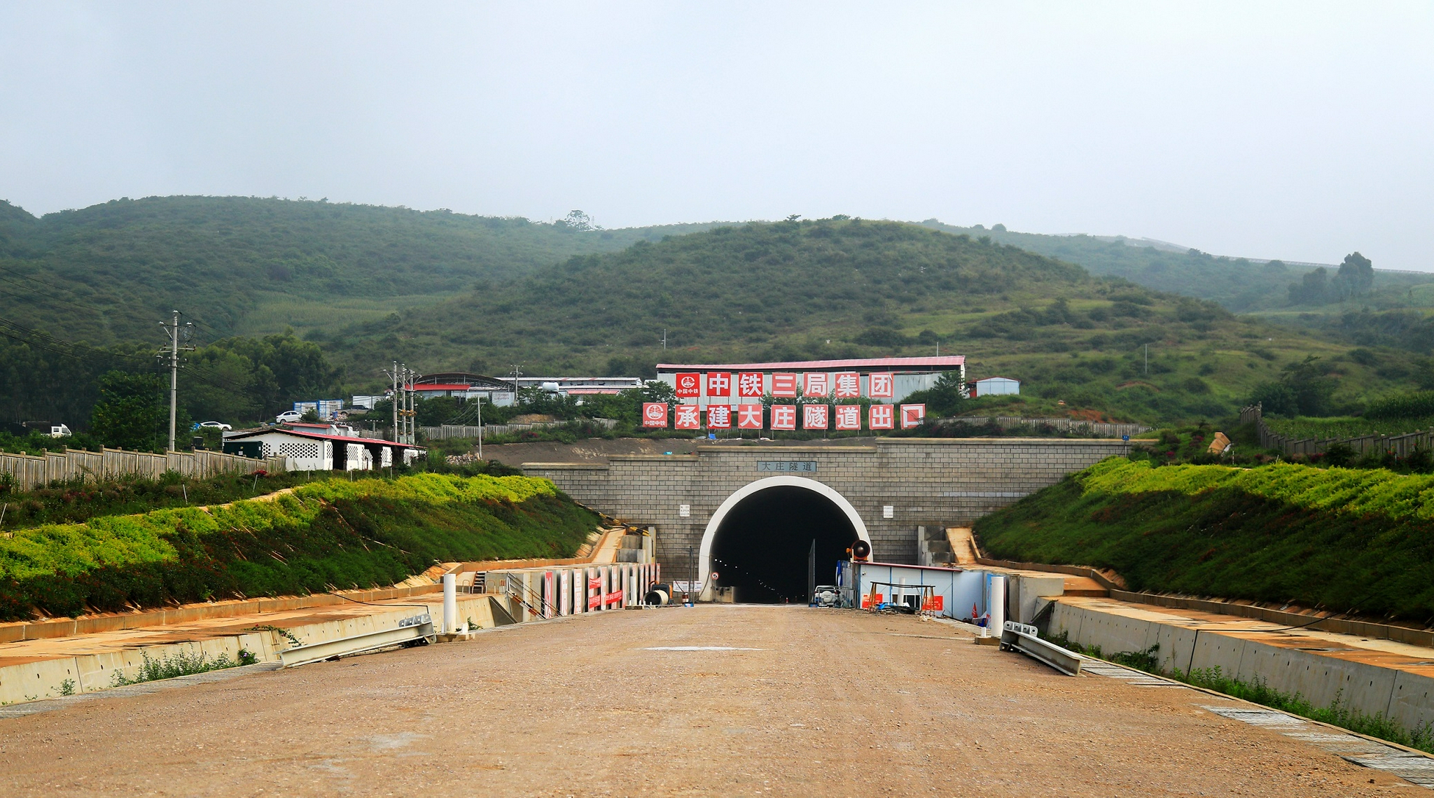 云南弥蒙高铁10座隧道全部贯通 预定明年建成通车