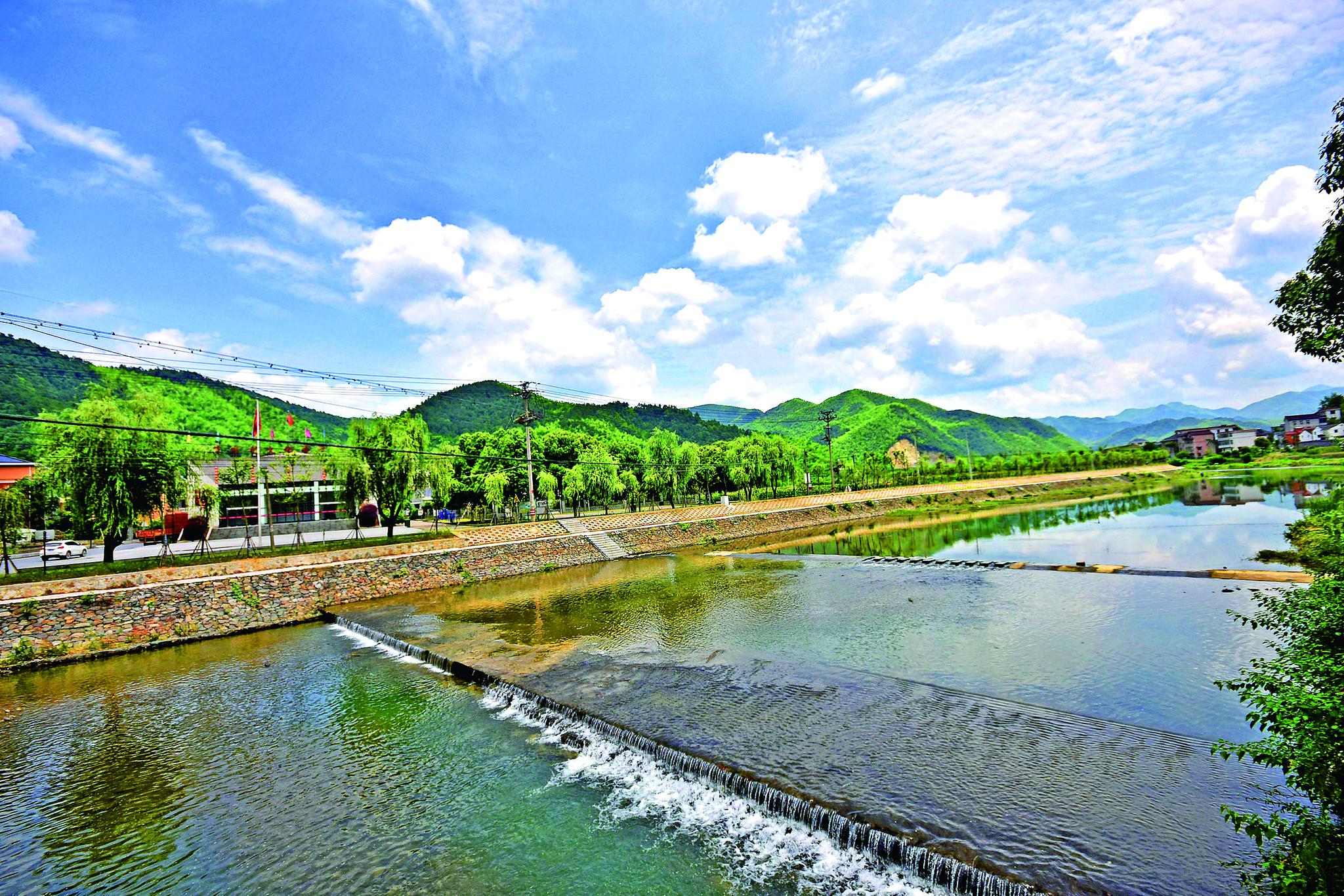如今,游客漫步大同村,仿佛置身于一幅美丽的山水田园画卷中.