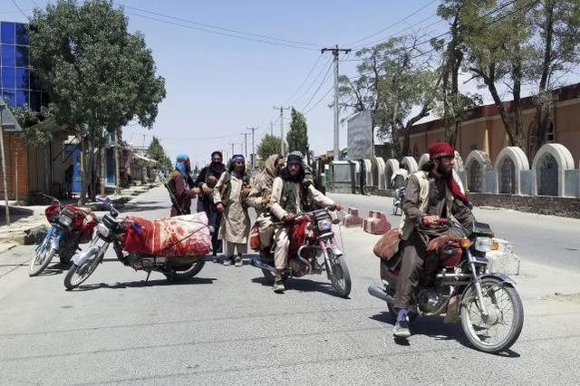 塔利班战士在加兹尼市内巡逻（图源：外媒）