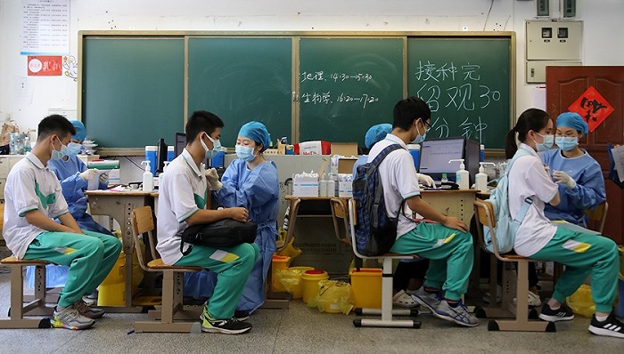 广州海珠区为青少年接种新冠疫苗。图片来源：视觉中国