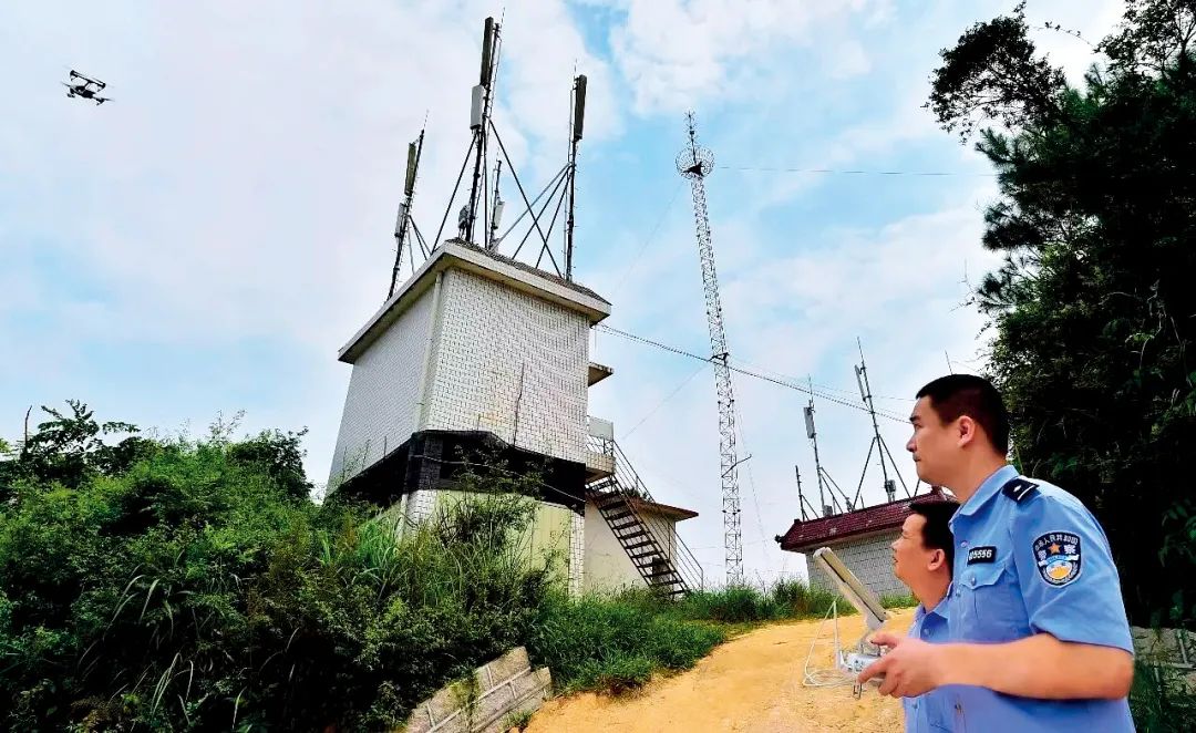 安溪县长坑乡，民警使用无人机对位于深山的电信基站周边进行巡查。图/新华