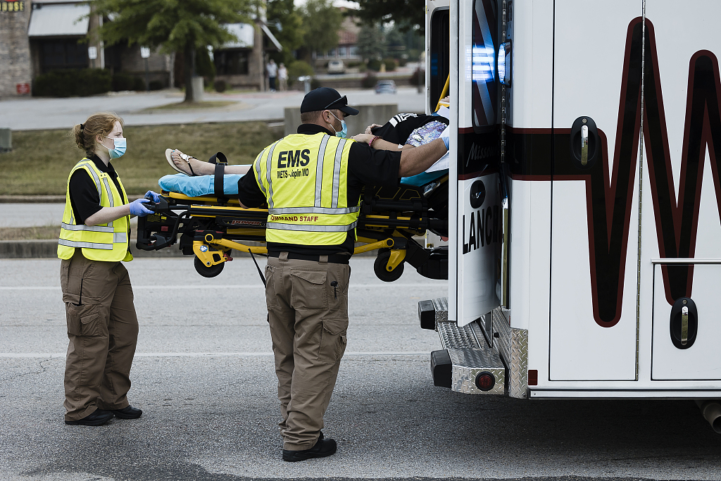 当地时间2021年8月4日,美国密苏里州乔普林,救护车急救人员在工作.