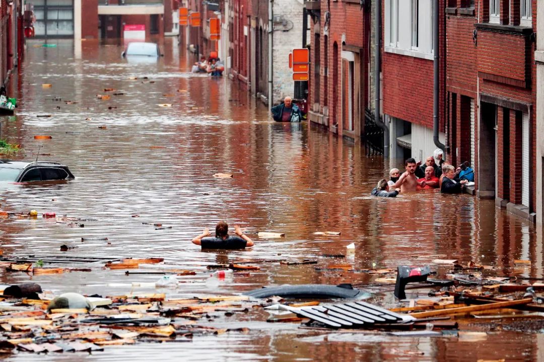 7月15日，比利时列日一处遭遇洪灾的街区。图/法新