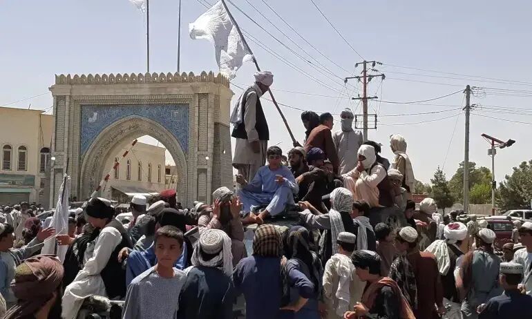 挥舞着白色旗帜的塔利班占领贾拉拉巴德。（图源：法新社）