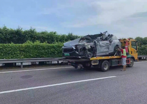 蔚来nop致死副总裁沈斐曾开着nio Pilot吃星巴克外卖拿手机拍小视频 蔚来 新浪财经 新浪网