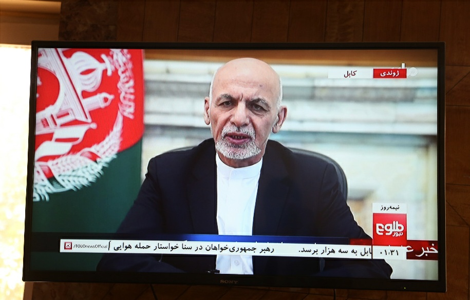 图为8月14日，阿富汗首都喀布尔的电视上正在播出阿富汗总统加尼的电视讲话。（新华社发）