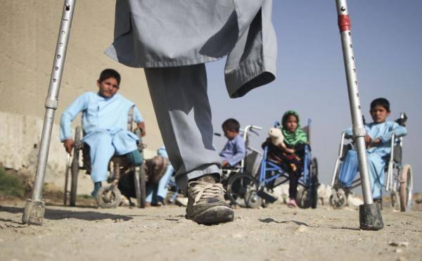  ↑2020年2月22日，在阿富汗楠格哈尔省贾拉拉巴德，一名残疾人拄拐前行。图据新华社