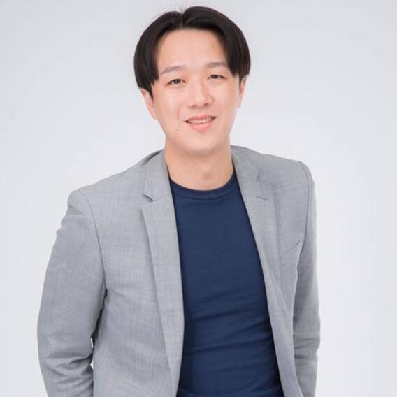 有网友表示,"名嘴李正皓,这个人是谁?学习的专长是国际政治,真