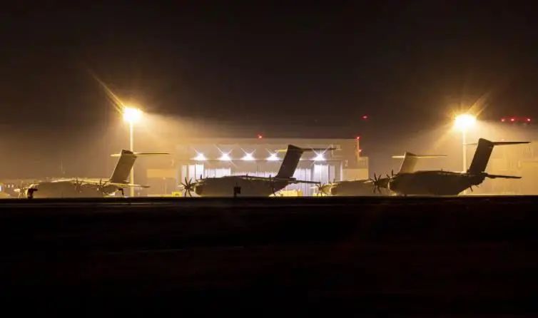 德国空军的空客A400M运输机16日凌晨停在汉诺威温斯托夫空军基地。鉴于塔利班在阿富汗的快速推进，德国联邦国防军计划开始从喀布尔撤离德国公民和阿富汗当地部队。图源美联社