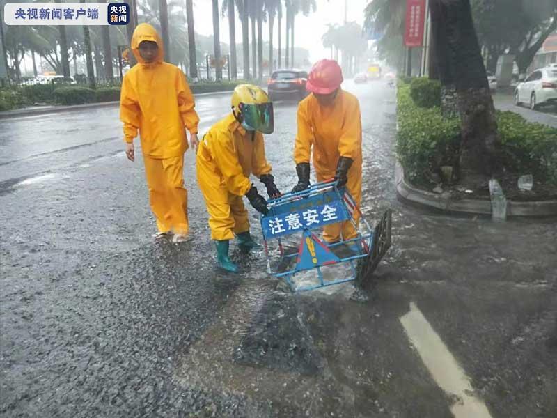 强风雨来袭 海口发布暴雨红色预警信号