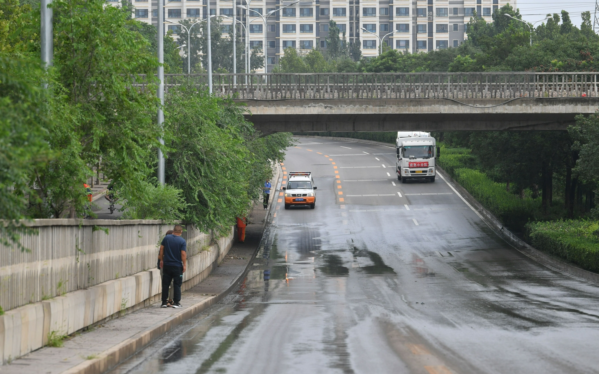 摄据海淀区通报,8月16日21时许,海淀区出现局地强降雨过程,旱河路铁路