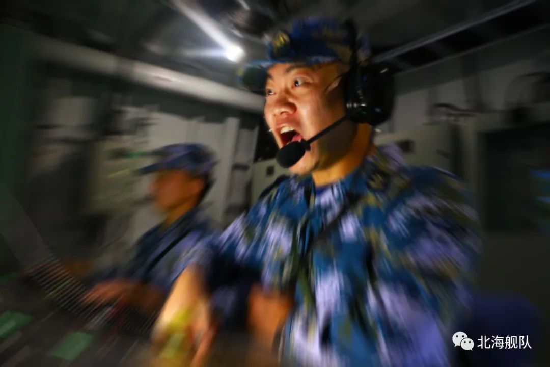 指挥员严阵以待一场海空"遭遇战"在黄海深处打响便迅速进入战斗状态