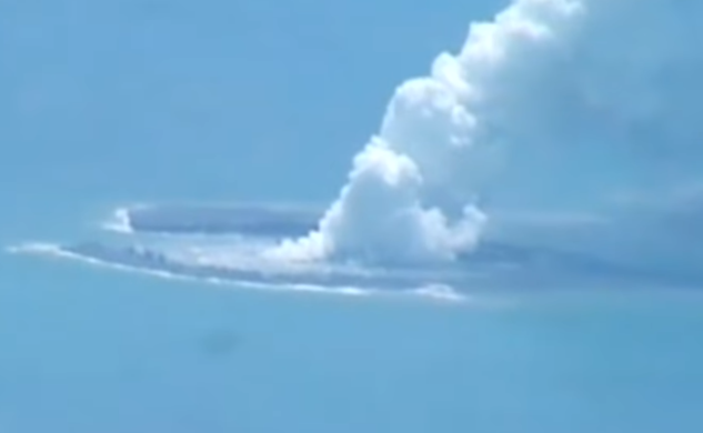 日本海底火山喷发后出现的新岛（视频截图）