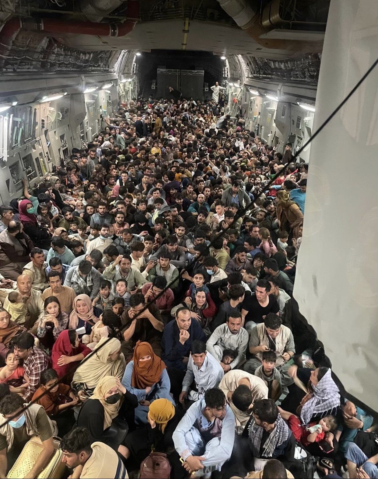 现场照片曝光！640名阿富汗平民挤在美军机逃离喀布尔