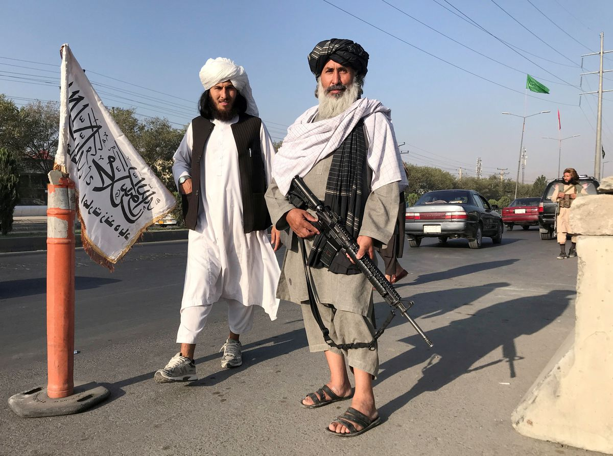 英媒：接管阿富汗后，塔利班士兵将标志性AK-47换成美国步枪