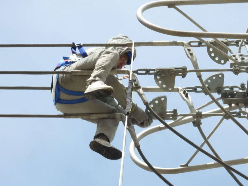 青海主电网首用无人机小飞人开展线路带电作业