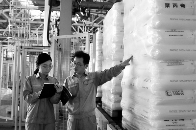 图为包装车间工作人员检查产品包装.朱 燕 摄