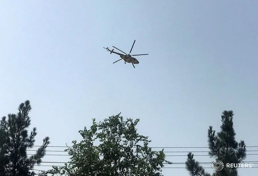 不断往来于使馆区和机场的美军直升机。