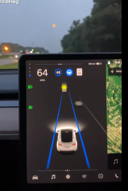 FSD Beta 9 将月亮误认为信号灯 截图来源：Jordan Nelson