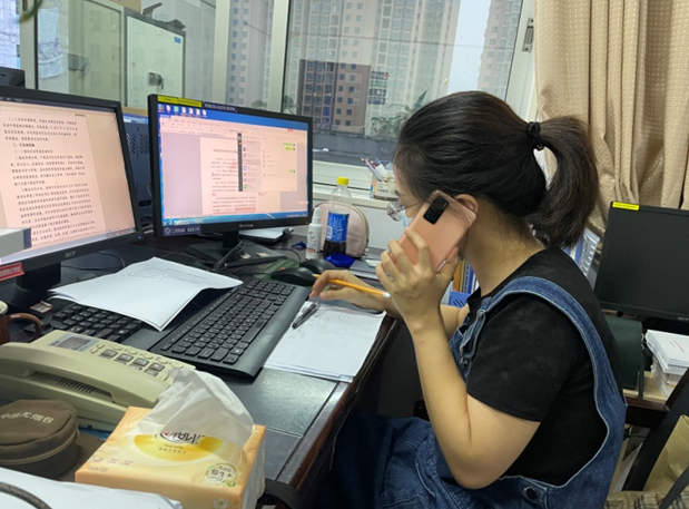 工作忙碌中的昌丹