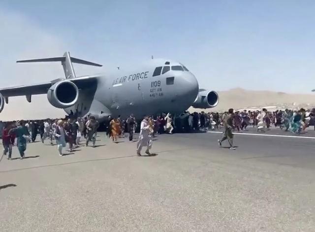 阿富汗人在喀布尔机场追着一架美军运输机跑（视频截图）