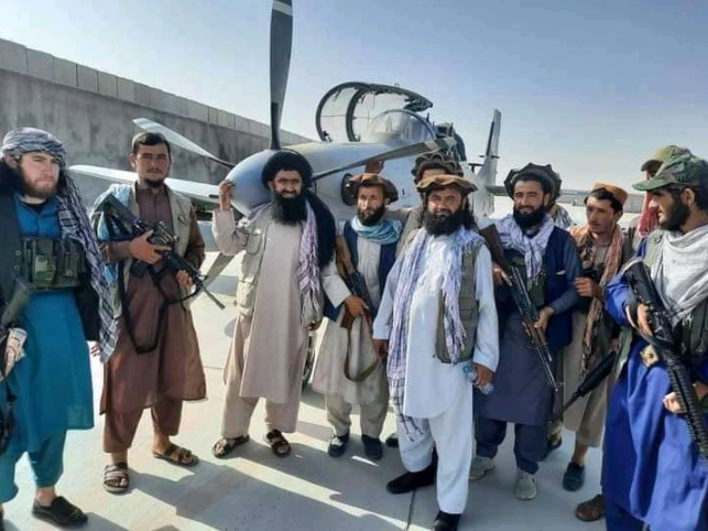 ��������Ա�ڰ������վ���A-29������ǰ��Ӱ