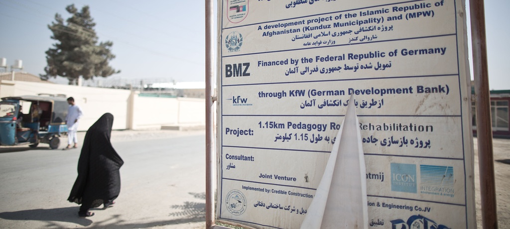 △阿富汗当地显示由德国资助修建道路的指示牌（图片来源：德新社）