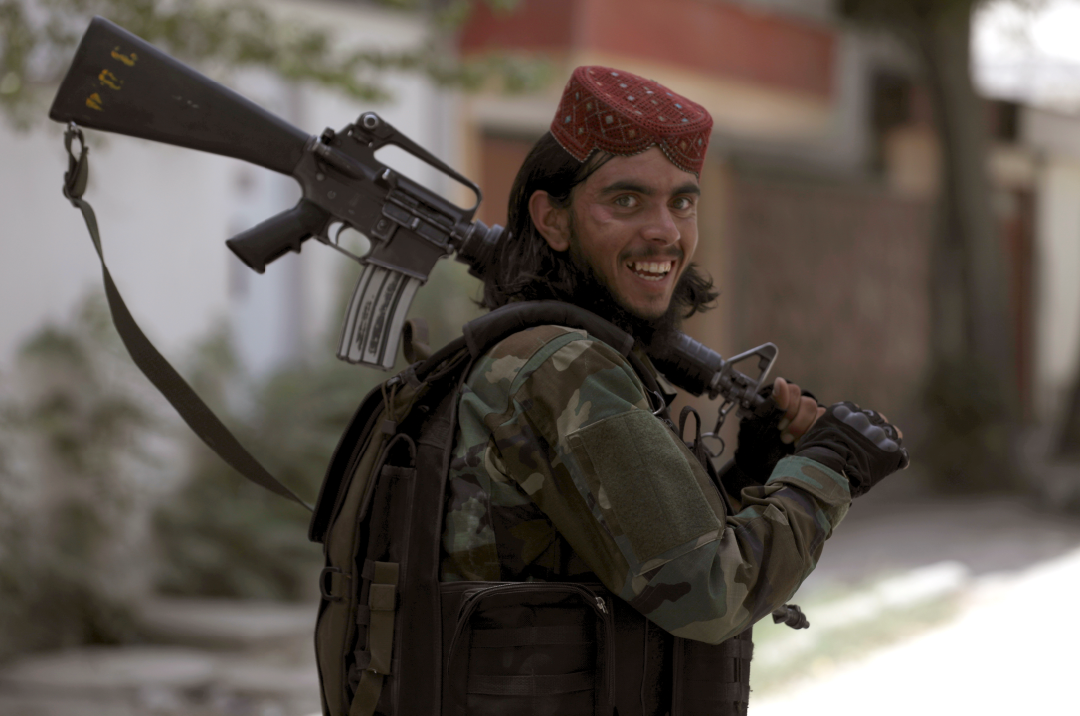 18日，阿富汗首都，一名塔利班士兵肩扛美式M16巡逻