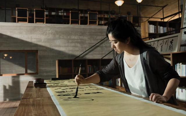 许静正在创作. 采访对象供图.