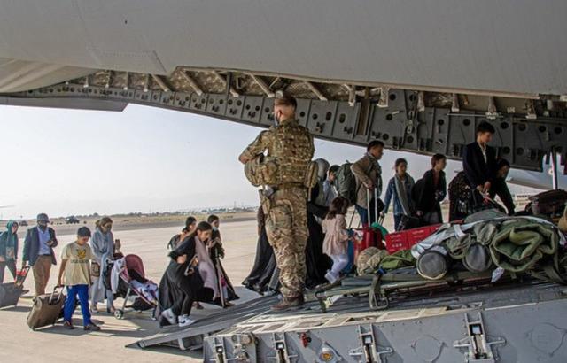 英军在喀布尔机场撤离人员（图源：外媒）