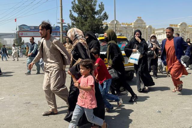 赶往喀布尔机场的阿富汗人（图源：外媒）