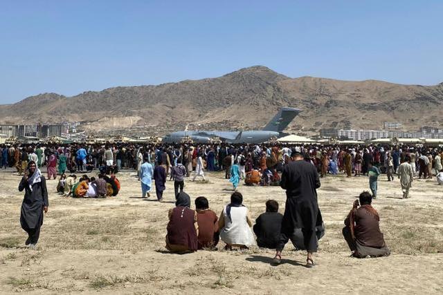 在喀布尔机场的阿富汗人（图源：外媒）