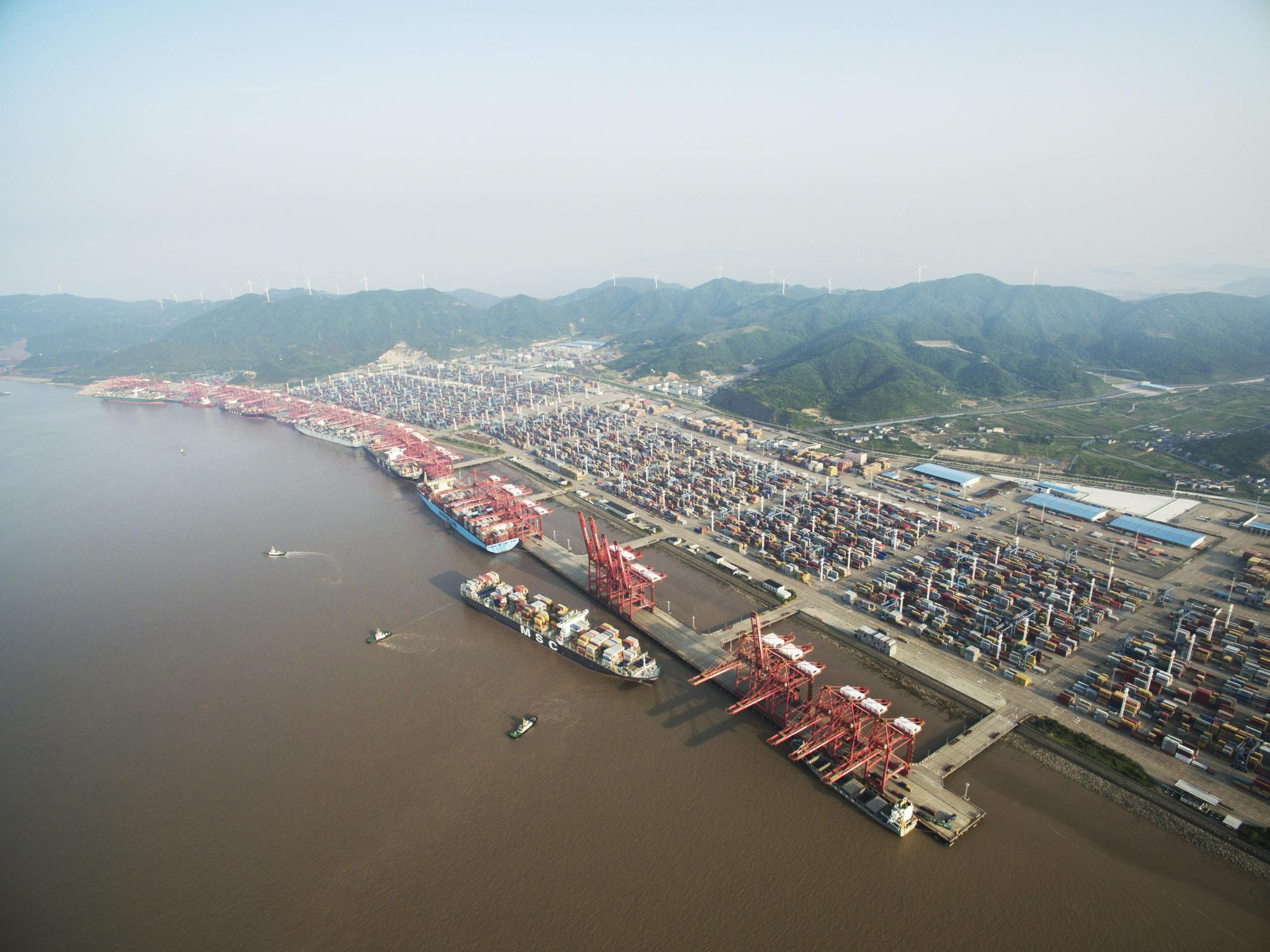 商务部:舟山港梅山港区船舶已调至其他港区作业,将在做好疫情防控前提