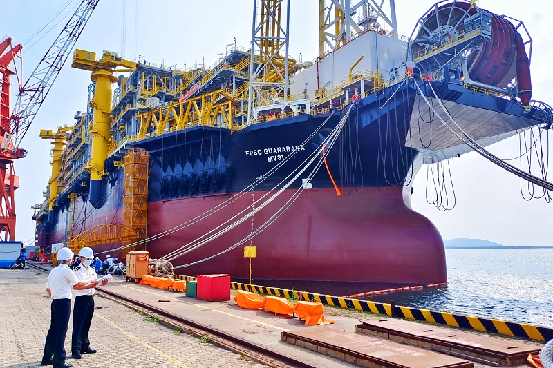 图为:关员现场监管漂浮式海上石油炼化平台 王琪/摄