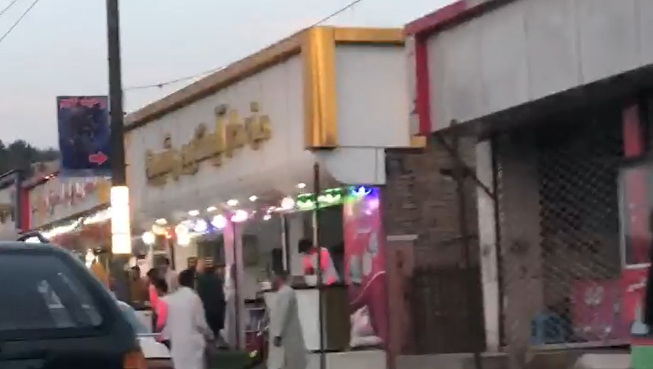 坐碰碰车、健身后，塔利班士兵又被拍到在喀布尔街头吃冰淇淋，有网友联想到拜登……