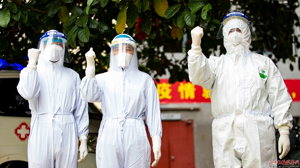 烈日当头,龙州县人民医院白衣天使穿上厚重的防护服继续开展疫情