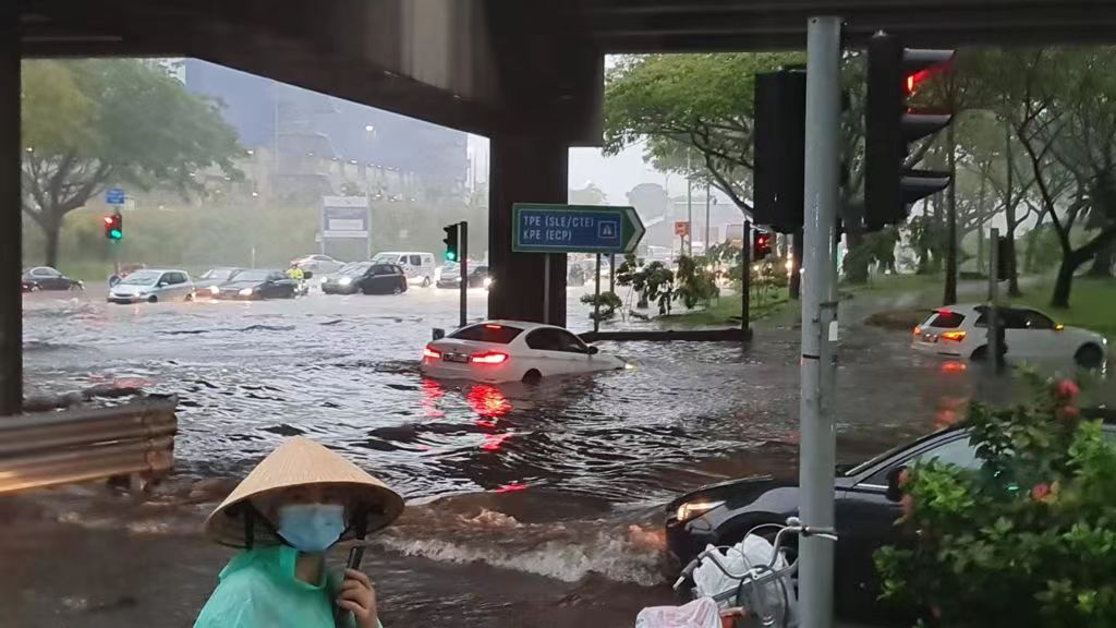 新加坡突降暴雨 民防部队紧急救援