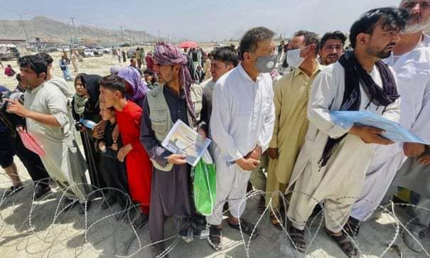 在喀布尔机场等待撤离的阿富汗人（图源：外媒）