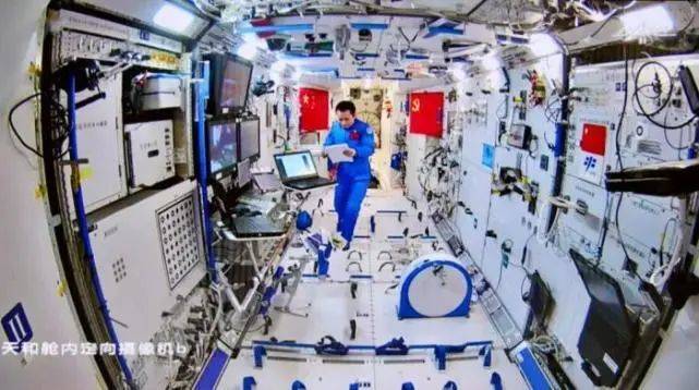 图注：航天员汤洪波舱内协同配合出舱操作。来源：中国载人航天工程办公室。