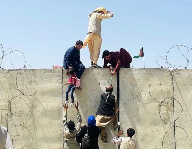 ▲阿富汗民众翻墙进入喀布尔机场
