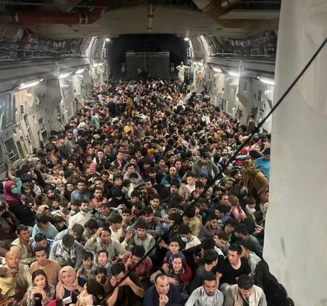 ▲15日，一架美军运输机内，挤满撤离阿富汗的民众