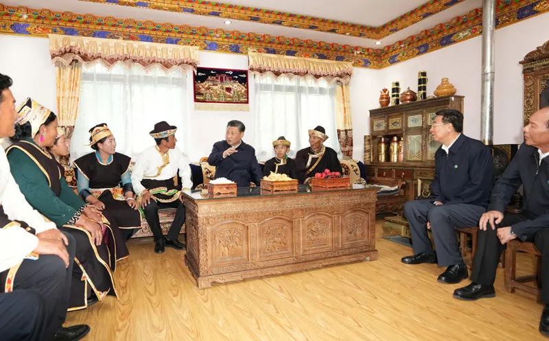 2021年7月21日至23日,习近平来到西藏,祝贺西藏和平解放70周年,看望慰问西藏各族干部群众。图为21日下午,习近平在林芝市巴宜区林芝镇嘎拉村,同村民达瓦坚参一家人围坐在客厅里聊家常。新华社记者 李学仁 摄