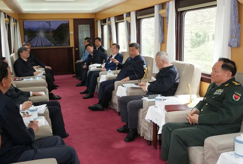 2021年7月21日至23日,习近平来到西藏,祝贺西藏和平解放70周年,看望慰问西藏各族干部群众。图为22日上午,习近平乘坐专列实地察看拉林铁路沿线建设情况,深入研究有关问题。新华社记者 李学仁 摄