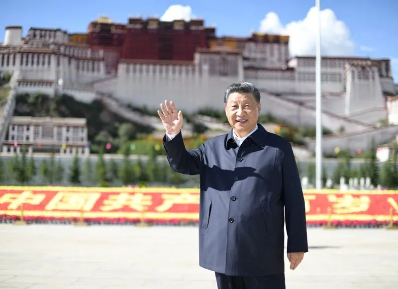 2021年7月21日至23日,习近平来到西藏,祝贺西藏和平解放70周年,看望慰问西藏各族干部群众。图为22日下午,习近平在布达拉宫广场考察时,向游客和当地群众挥手致意。新华社记者 谢环驰 摄