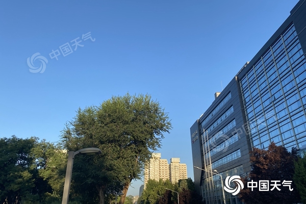 △今晨，北京天空湛蓝。图片来源：中国天气网